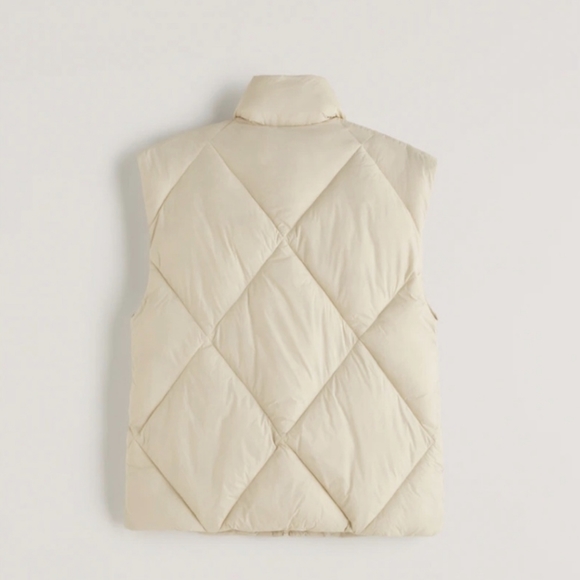 A&F oversized quilted vest in cream - Picture 2 of 8